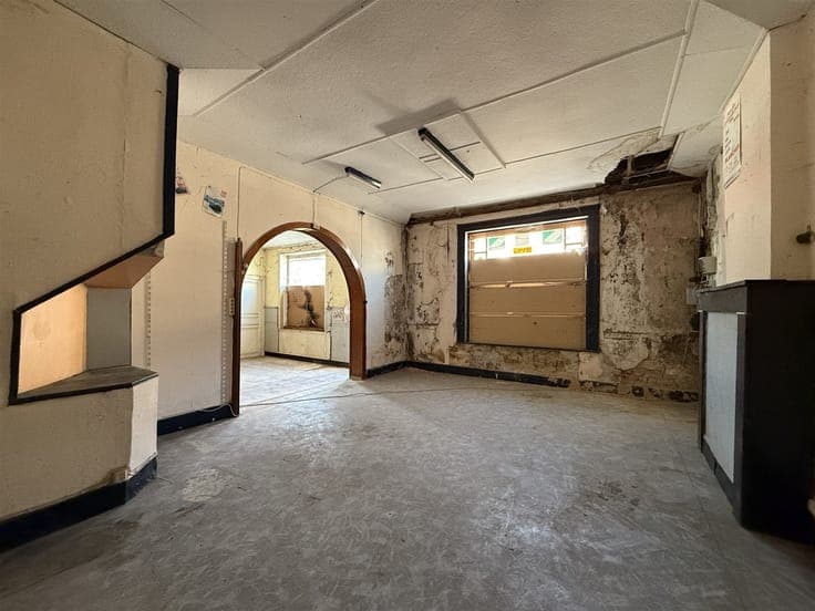 Maison + entrepôt 340m² entièrement à restaurer. Possibilité