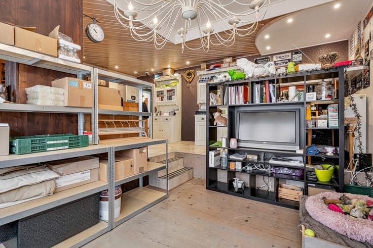 Te renoveren halfopen woning met inpandige garage, grote ...