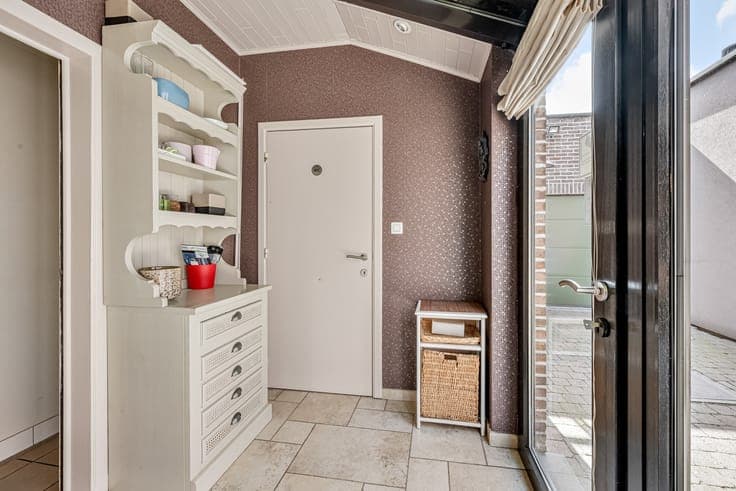 Te renoveren halfopen woning met inpandige garage, grote ...