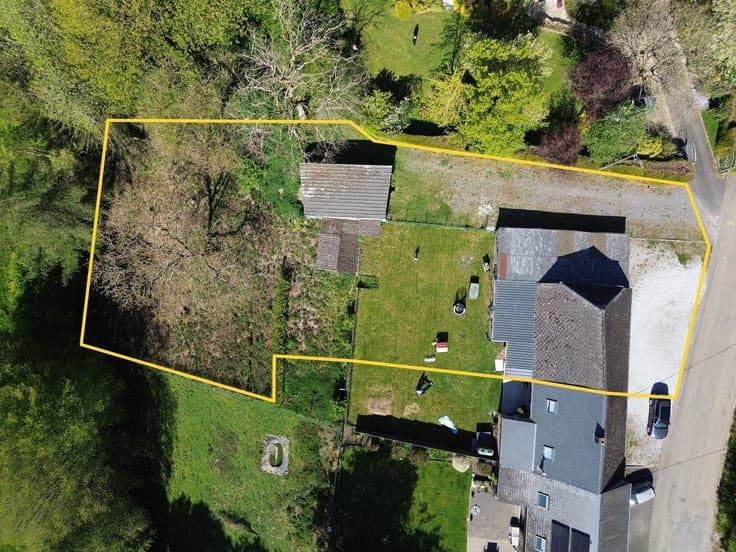 Maison à rénover avec spacieux jardin