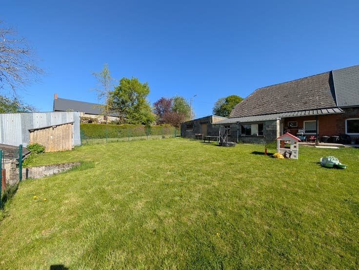 Maison à rénover avec spacieux jardin