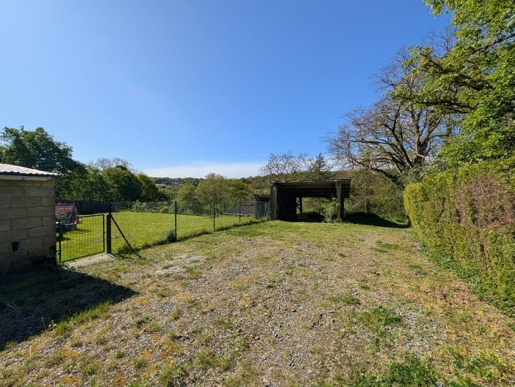 Maison à rénover avec spacieux jardin