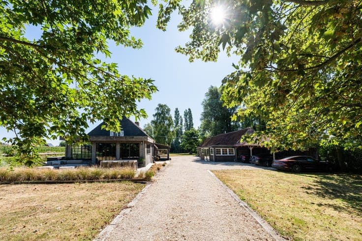 Karaktervolle hoeve op een uitzonderlijke locatie in Adegem