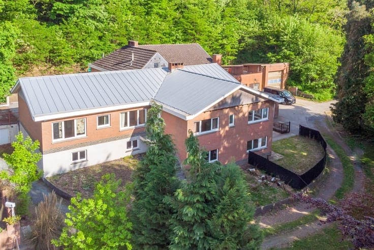Exceptional estate with 2 homes and a warehouse