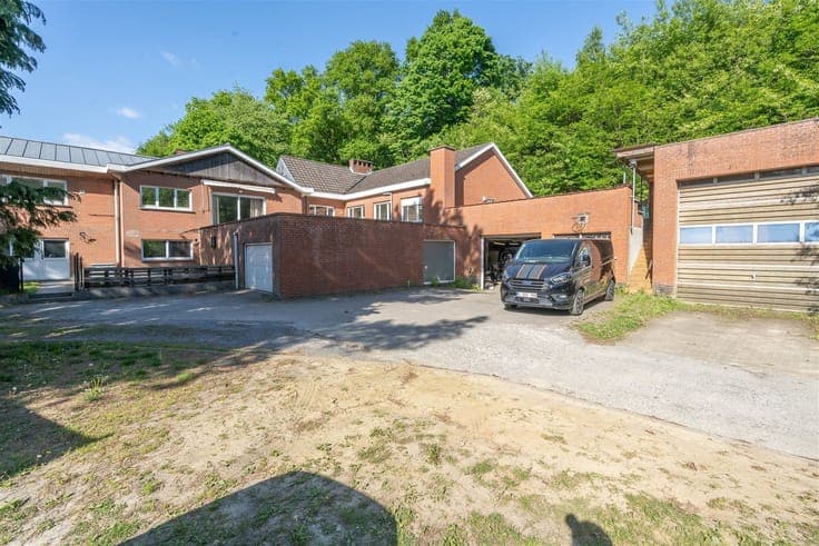 Exceptional estate with 2 homes and a warehouse
