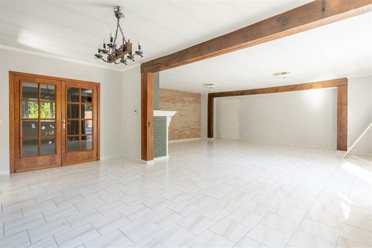 Exceptional estate with 2 homes and a warehouse