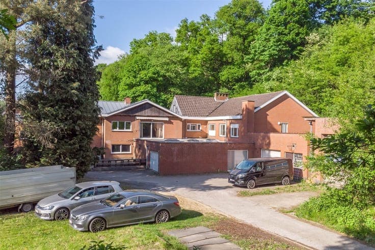Exceptional estate with 2 homes and a warehouse