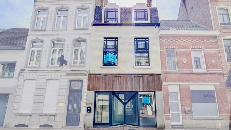 Renovated town house with endless possibilities
