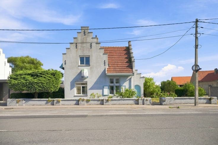 Te koop – zeer karaktervolle, te renoveren woning met lan...