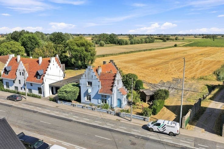 Te koop – zeer karaktervolle, te renoveren woning met lan...