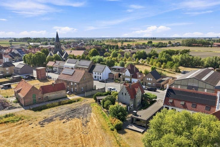 Te koop – zeer karaktervolle, te renoveren woning met lan...