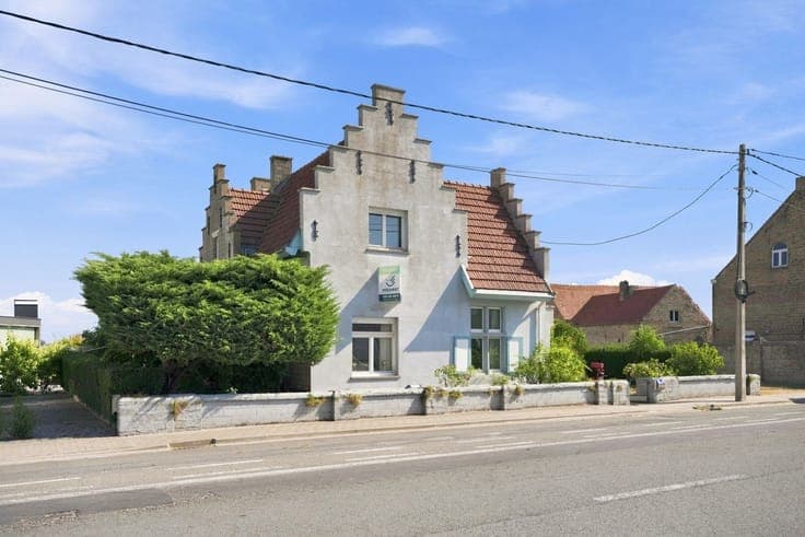 Te koop – zeer karaktervolle, te renoveren woning met lan...