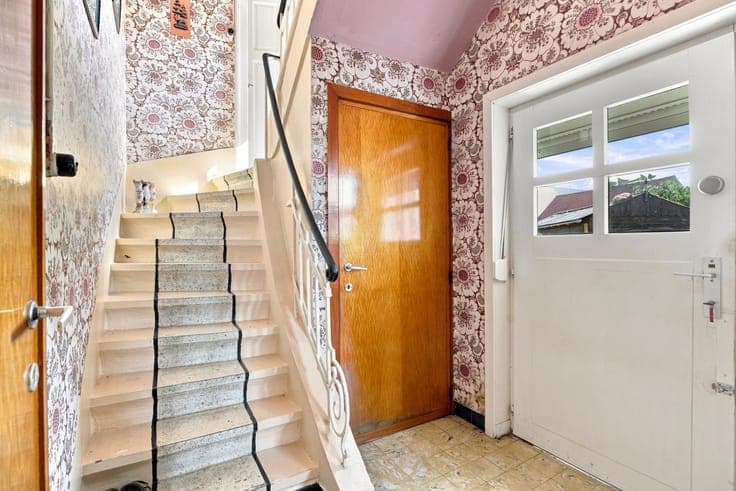 Te koop – zeer karaktervolle, te renoveren woning met lan...