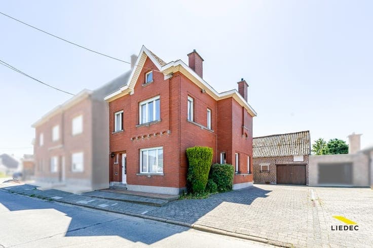 Op te frissen woning met 3 slpks, tuin en garage