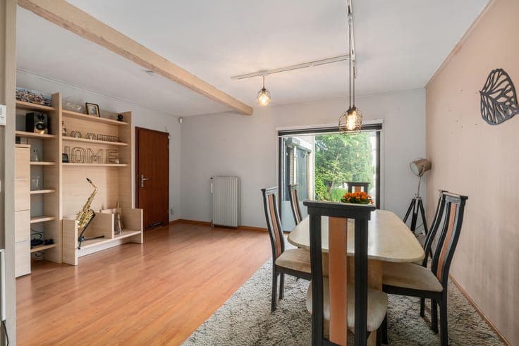 House with 4 bedrooms and 2 bathrooms in quiet neighbourhood