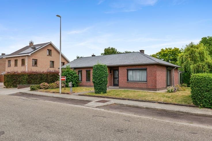 RUIME OPEN BEBOUWING MET VERANDA, DUBBELE GARAGE EN TAL V...