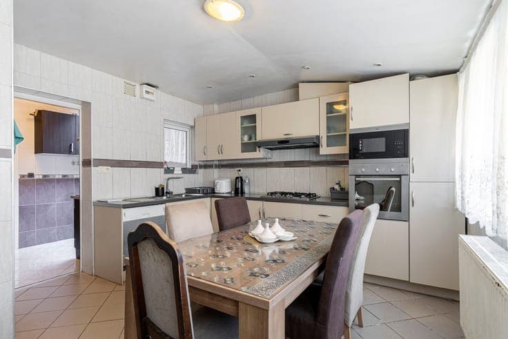 Ruime woning (272mé) met garage en buitenruimte