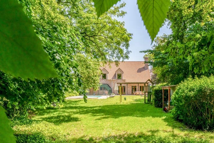 Welgelegen villa met praktijk en wonderlijke tuin