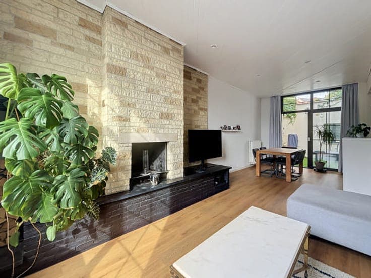 SPACIOUS FAMILY HOME WITH SOLAR PANELS