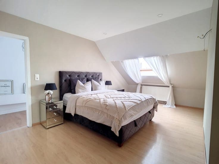 Spacious House of ± 300 m² – 6 Bedrooms & Great Potential