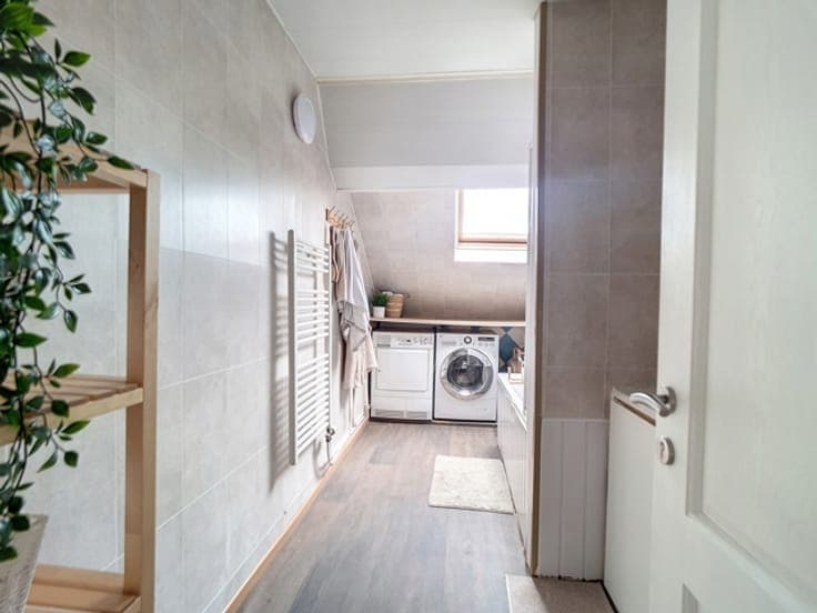 Spacious House of ± 300 m² – 6 Bedrooms & Great Potential