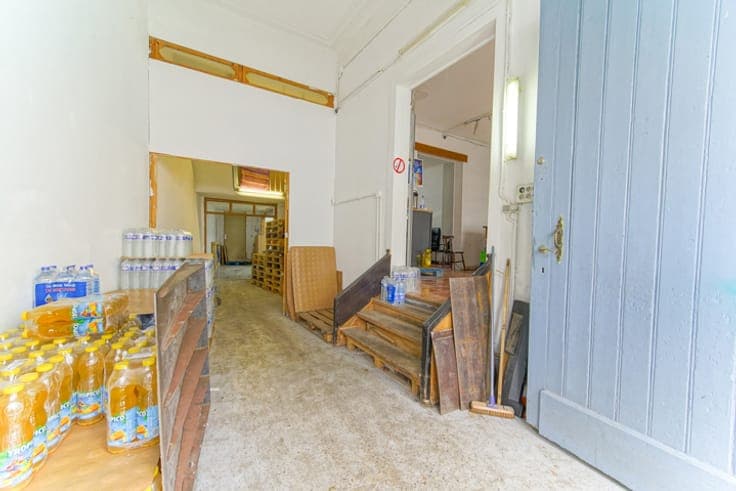 MIXED BUILDING: COMMERCIAL HOUSE + WORKSHOP