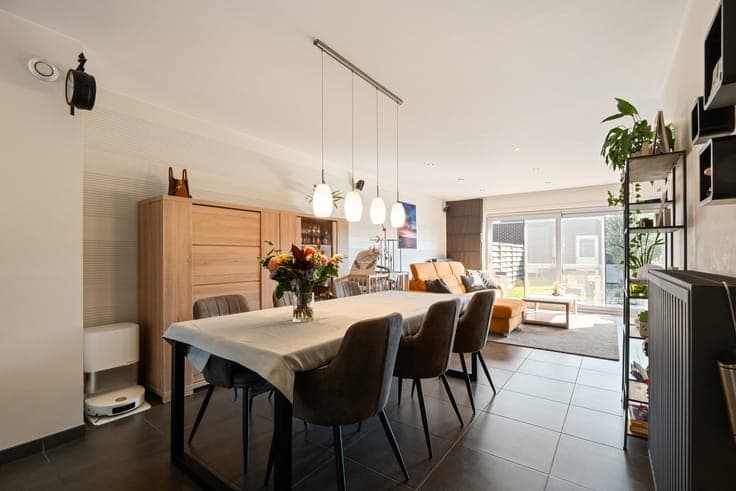 Energy-efficient home with 3 bedrooms, garden and garage