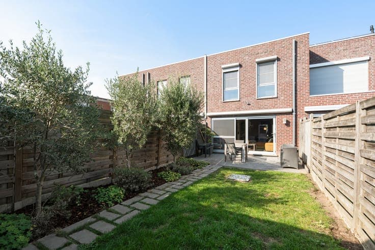 Energy-efficient home with 3 bedrooms, garden and garage