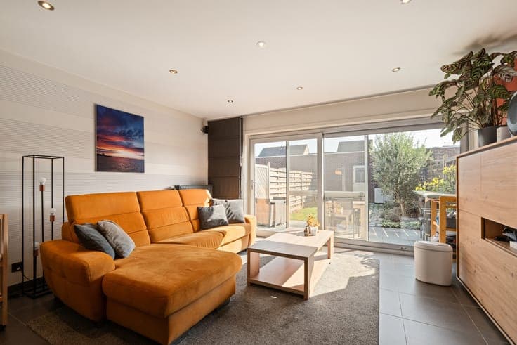 Energy-efficient home with 3 bedrooms, garden and garage