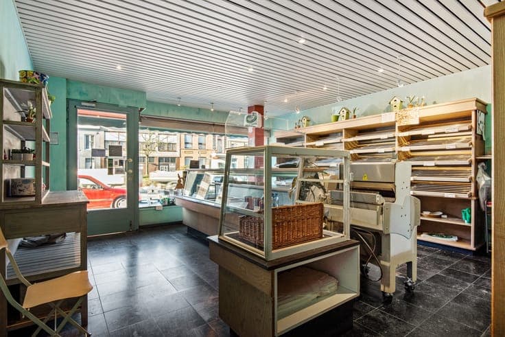 Handelshuis met ruime woning en zwembad te Koningshooikt