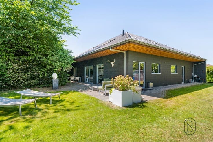 Kortrijk: spacious home, 230 m², 3 bedrooms, 1 bathroom, 500