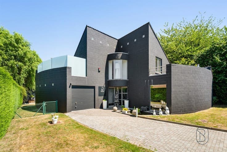 Kortrijk: spacious home, 230 m², 3 bedrooms, 1 bathroom, 500