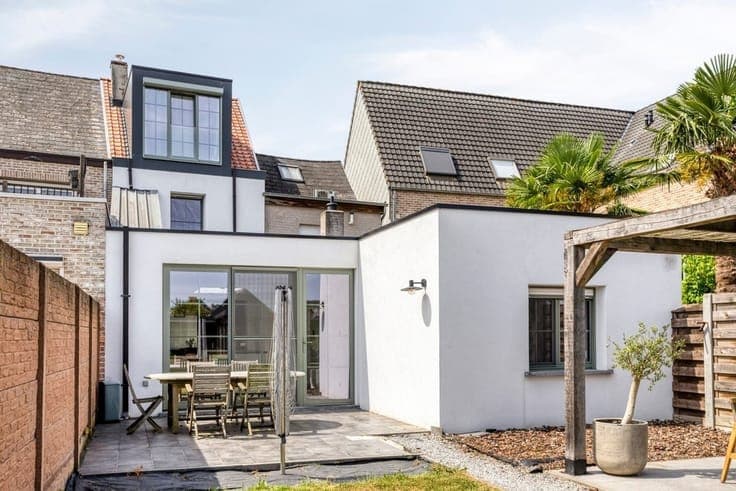 Instapklare gezinswoning met prachtige tuin op 10a34ca in he