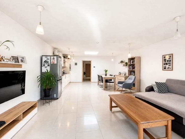 Te koop, opbrengsteigendom met 3 appartementen en handels...