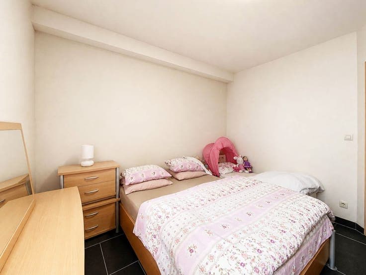 Te koop, opbrengsteigendom met 3 appartementen en handels...