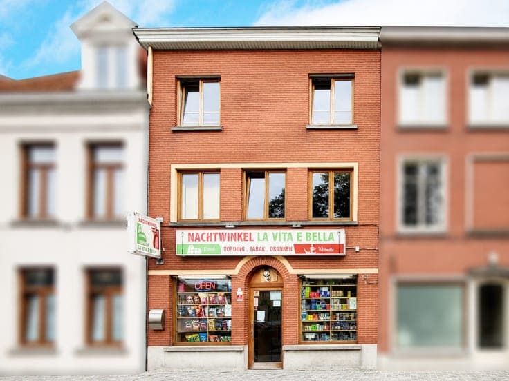 Te koop, opbrengsteigendom met 3 appartementen en handels...