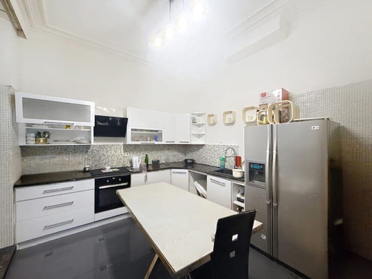 5-BEDROOM SINGLE-FAMILY HOME IN NEED OF RENOVATION