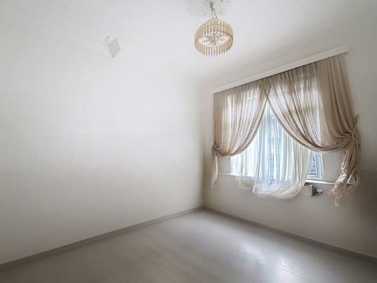 5-BEDROOM SINGLE-FAMILY HOME IN NEED OF RENOVATION