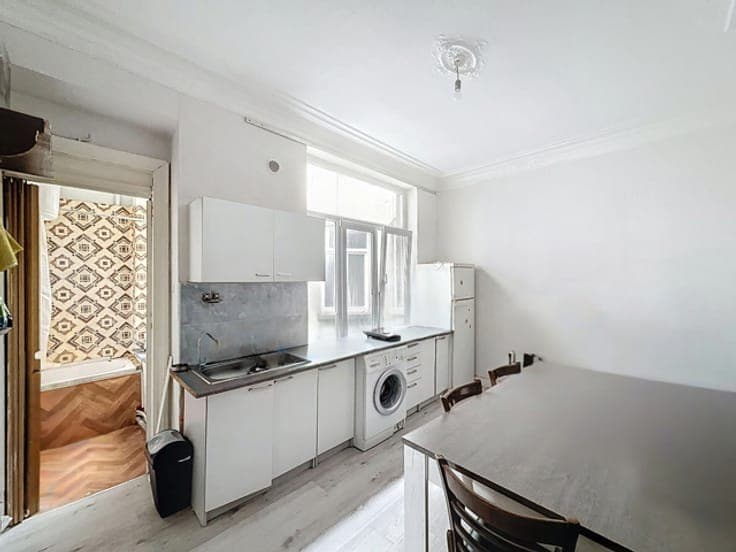 5-BEDROOM SINGLE-FAMILY HOME IN NEED OF RENOVATION