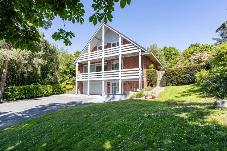 Unique villa with sublime view located in Marke