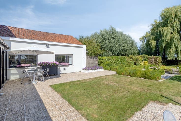 Living in the countryside: rural family home for sale in Rol