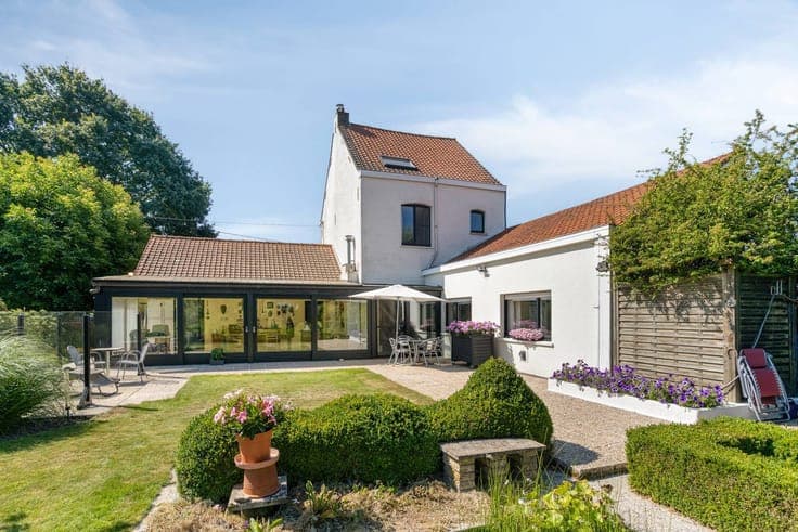 Living in the countryside: rural family home for sale in Rol