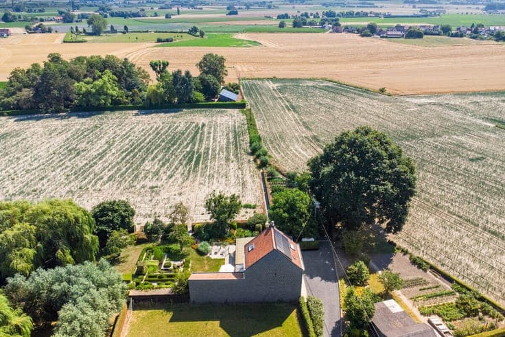 Living in the countryside: rural family home for sale in Rol