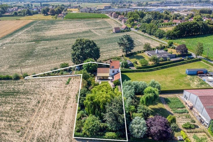 Living in the countryside: rural family home for sale in Rol