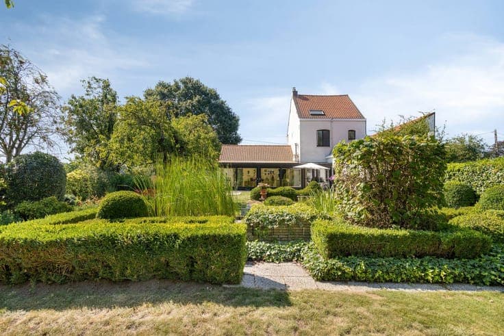 Living in the countryside: rural family home for sale in Rol