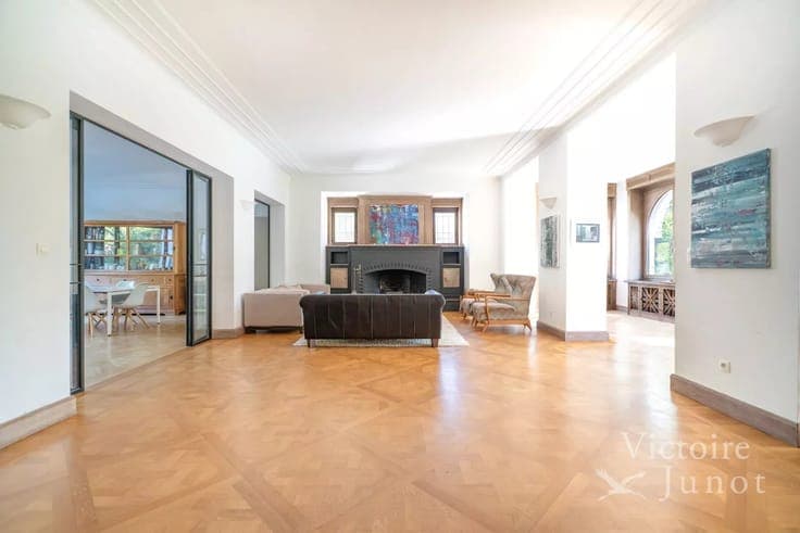 Charming manor nestled in a wooded 10,000 sqm park