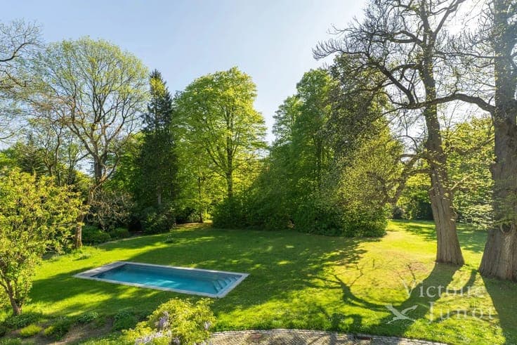 Charming manor nestled in a wooded 10,000 sqm park