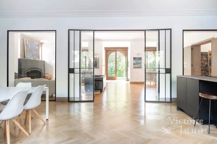 Charming manor nestled in a wooded 10,000 sqm park