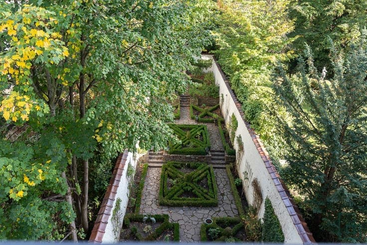 RARE AND ELEGANT 700M² TOWNHOUSE FROM 1920