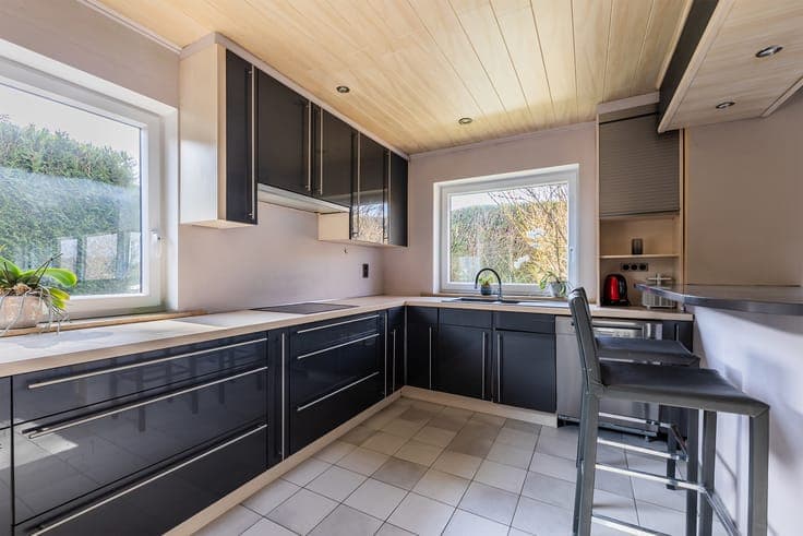 Comfort and space: 4-bedroom villa with garage and garden